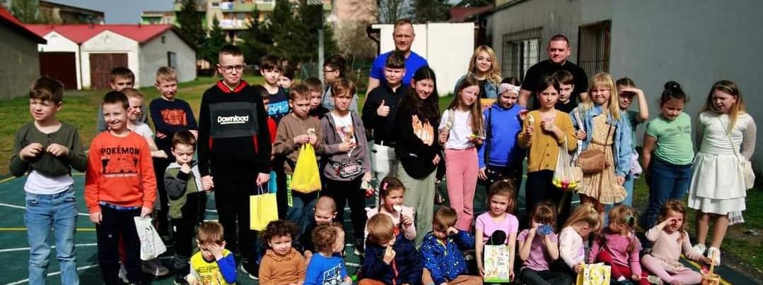 Wielkanocne zbieranie czekoladowych jajek na osiedlu Olimpijczyków.